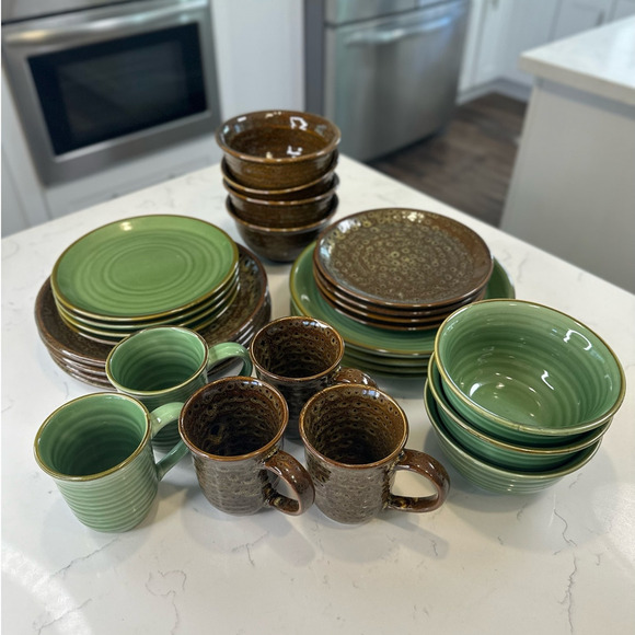 Jaclyn Smith Today Series Green Pattern Salad Plates Set of 2 - Picture 9 of 9